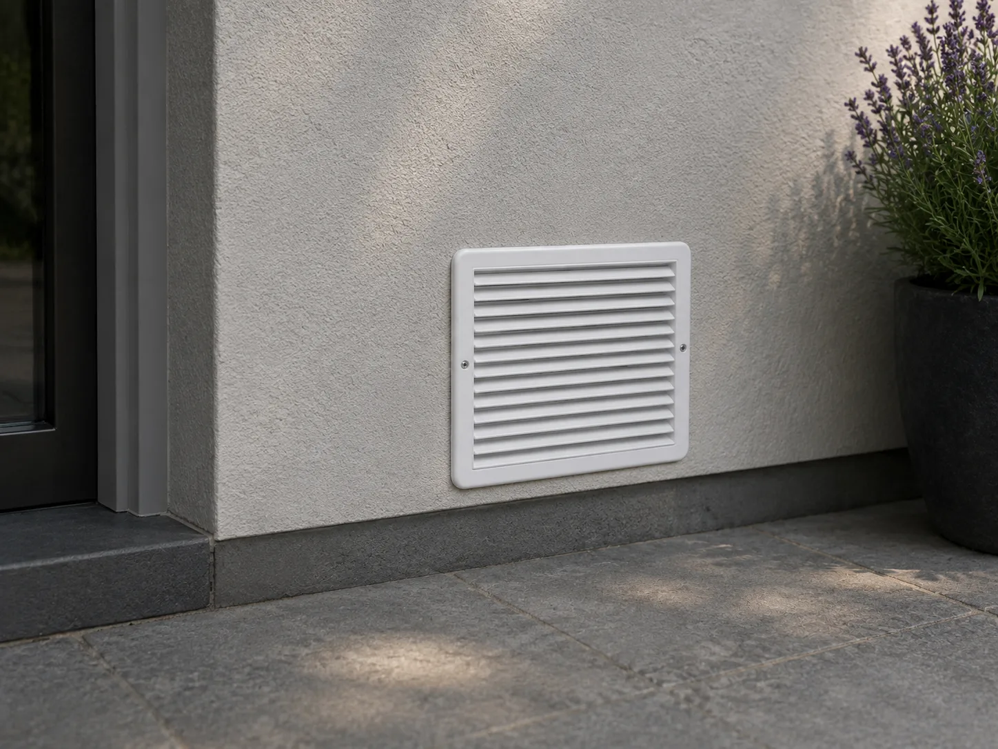Grelha de Ventilação em ABS Branco com Proteção UV 20x20 cm em aplicação